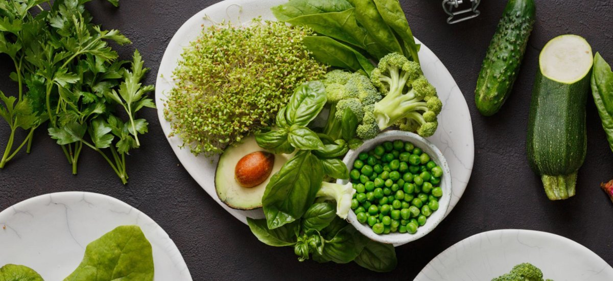 healthy low calorie vegetables including avocado, broccoli, spinach, and peas